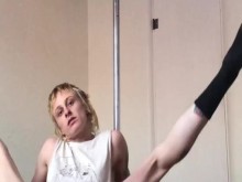 gay ftm pole dance en una pequeña tanga - ocupado y gilipollas pasando el rato