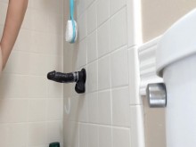 Chica trans montando consolador en la ducha