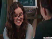 La transexual tetona Emma Rose se folla a su novia universitaria en un café público