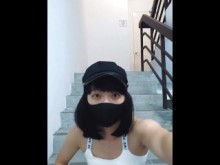 Crossdresser masturbándose públicamente en las escaleras