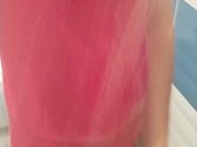 Chico en traje de baño de una pieza y pantimedias se ducha 2