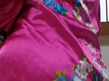 La travesti japonesa Mary se quita su vestido kimono de satén: la versión corta. de SOLO FANS