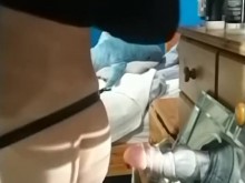 Annie Femboy anuda un BadDragon Nova