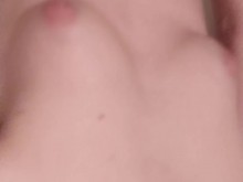 La polla de Soft Girl hace pis rápido en el baño
