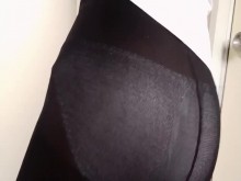 (Travesti) ¡Se ven bragas celestes a través de pantimedias!