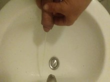 Orinar en mi mano, en un fregadero