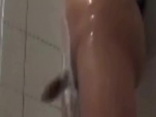 Transexual asiática se masturba la polla con burbujas en la ducha