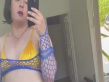 Sissy se toca delante del espejo