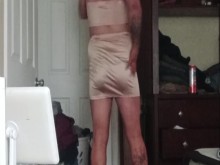 Vestido dorado y tacones crossdresser